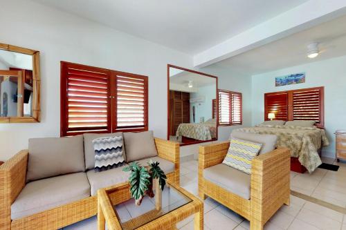 ein Wohnzimmer mit einem Sofa und einem Bett in der Unterkunft Oleander @ Caribe Island in San Pedro