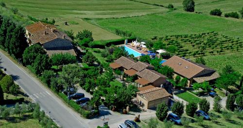 an aerial view of a house with a pool at Agriturismo Tenuta Badia in Paciano
