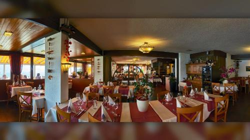 
Ein Restaurant oder anderes Speiselokal in der Unterkunft Hotel Restaurant Panorama 
