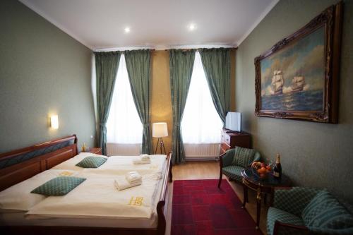 A bed or beds in a room at Hotel Bristol