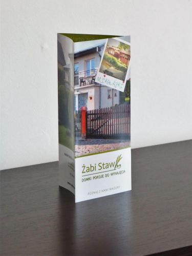 a box with a picture of a house at Pokoje Żabi Staw in Mikołajki