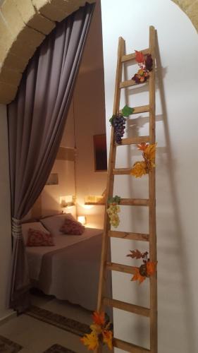 a ladder in a room with a bunk bed at La Culla di Adeodata in Marsala