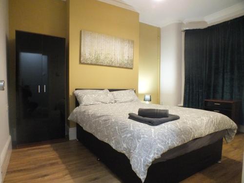 1 dormitorio con 1 cama con puerta negra en Walthall Place by SG Property Group en Crewe
