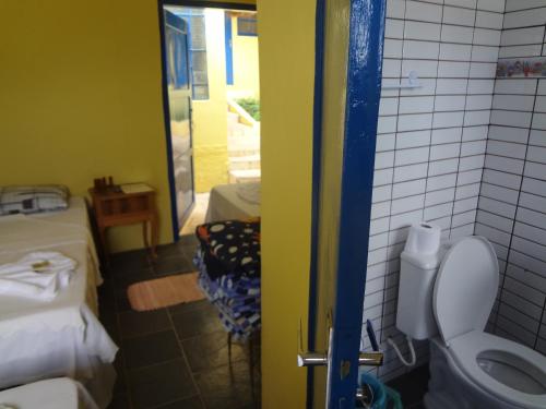 a bathroom with a toilet in a room at Pousada B & B in Águas de Lindoia