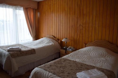 เตียงในห้องที่ Hostal Loreto Belen