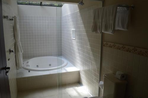 Um banheiro em Pousada Les Roches