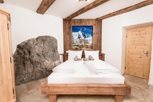 Un pat sau paturi într-o cameră la Gletscher Appartements