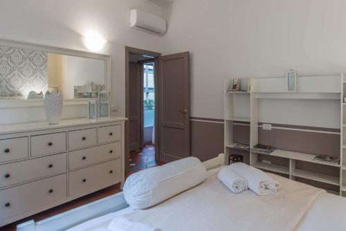 フィレンツェにあるDowntown suite Florenceのベッドルーム(白いベッド1台、大きな鏡付)