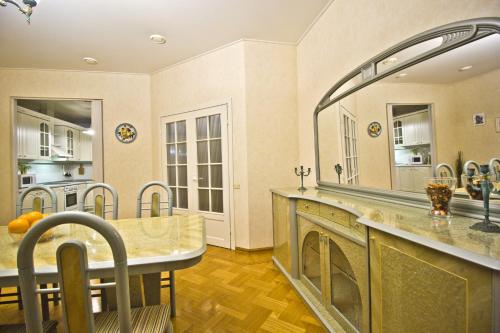 モスクワにあるLakshmi Apartment 4k Kurskayaのキッチン(シンク、カウンタートップ付)