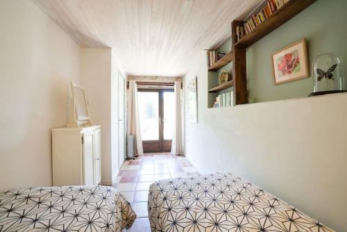 une chambre avec un fauteuil et un pouf dans l'établissement Les Pieds dans l'eau, Gîte la Source, à Lachapelle-Auzac