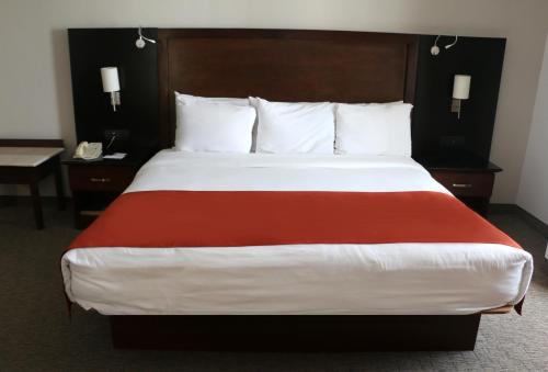 Una cama o camas en una habitación de Radisson Poliforum Plaza Hotel Leon