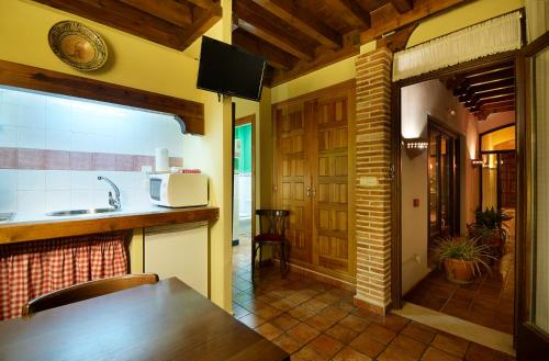 uma cozinha com um lavatório e uma bancada em Alojamientos Turísticos Rurales La Barataria em Titulcia