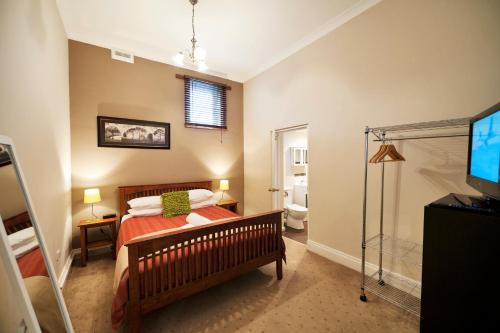 Кровать или кровати в номере Burnie City Apartments