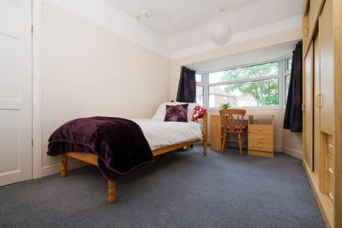 a bedroom with a bed and a window at Comfortable rooms in Birmingham
