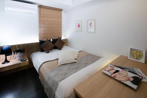 Un pat sau paturi într-o cameră la Hills Hotel Gotanda