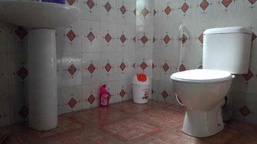 Bilik mandi di Mutu villa