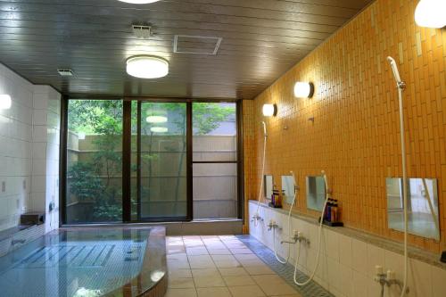 ein großes Badezimmer mit Badewanne und Dusche in der Unterkunft Asia Hotel FUJISAN in Yamanakako