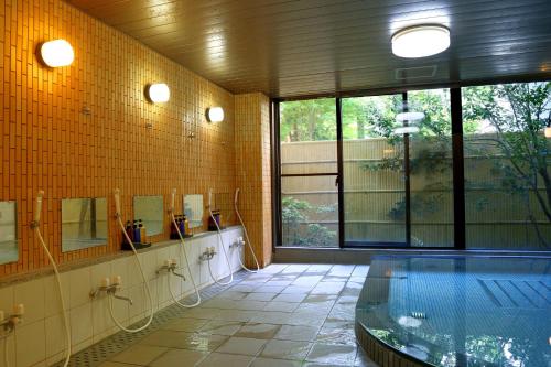 a large bathroom with a swimming pool and mirrors at Asia Hotel FUJISAN in Yamanakako
