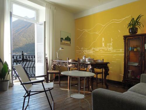 A restaurant or other place to eat at Charming house with private dock on Lake Como