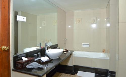 The Jayakarta Yogyakarta Hotel & Spa tesisinde bir banyo