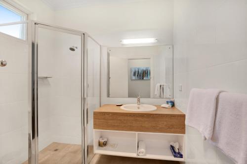 a bathroom with a sink and a shower at Adelaide Road Motor Lodge in Murray Bridge