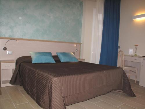 Una cama o camas en una habitación de Hotel Olympic