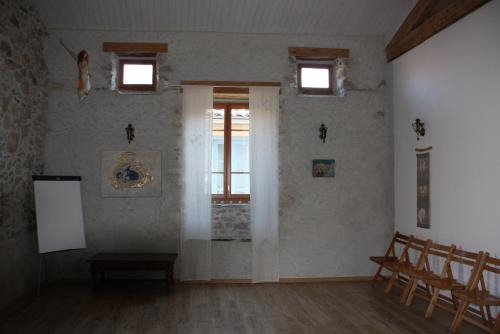 a room with a table and chairs and a window at Le Pèlerin in Montségur