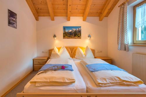 two twin beds in a room with a window at Landhaus Flunger in Sankt Anton am Arlberg