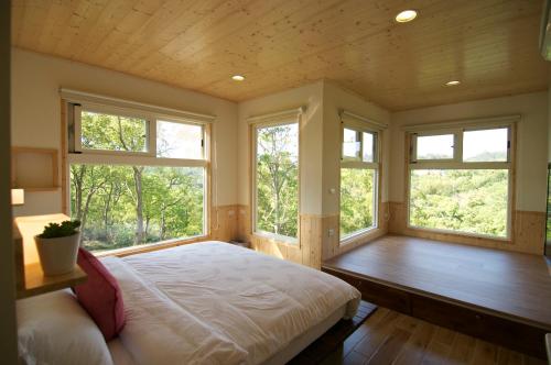 造橋鄉的住宿－戀空民宿  ，一间卧室设有一张大床和窗户。