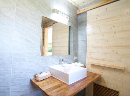 造橋鄉的住宿－戀空民宿  ，浴室设有白色水槽和镜子