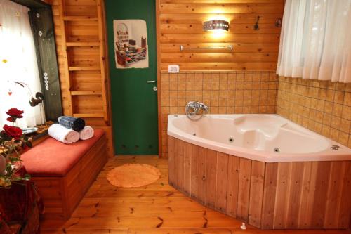 Ett badrum på Havaya Ba Nof Lodge