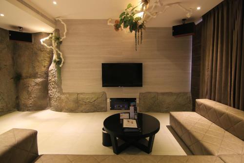 Una televisión o centro de entretenimiento en Refinement Motel