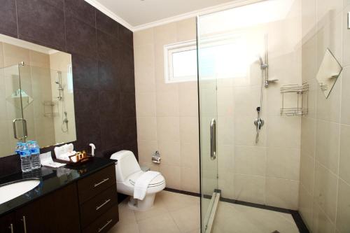 La salle de bains est pourvue d'une douche, de toilettes et d'un lavabo. dans l'établissement Wongamat Pool Villas By Pattaya Sunny Rentals, à Pattaya (nord)