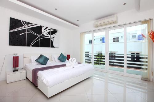 เตียงในห้องที่ Wongamat Pool Villas By Pattaya Sunny Rentals
