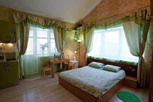 Säng eller sängar i ett rum på 12 Mesyacev