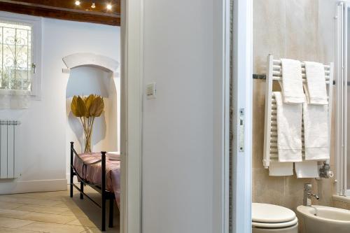 ein Bad mit einem WC und einem Waschbecken in der Unterkunft Biennale Ca Dario in Venedig