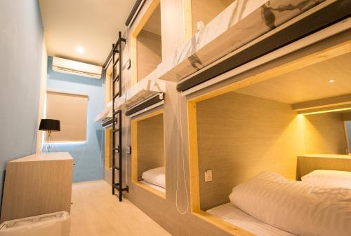 מיטה או מיטות קומותיים בחדר ב-Lazy Sunday hostel