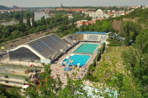 Bazén v ubytování flat 18 minutes from Vaclavske namesti nebo v jeho okolí