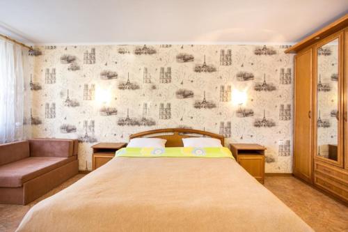 Un dormitorio con una cama grande y una pared en Apartments in the city centre of Nikolaev, en Mykolaiv