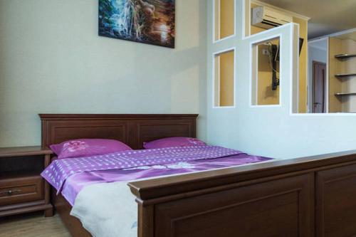 ムィコラーイウにあるЗатишна квартира у самому центрі , на Соборнійのベッドルーム1室(紫のシーツが敷かれたベッド1台、窓付)