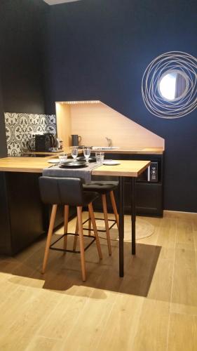 a table with wine glasses on it in a room at La Gourgasse Vieille in Béziers