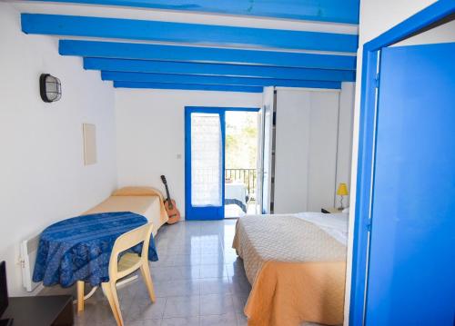 una camera con due letti e un soffitto blu di Cala di Sole a Algajola