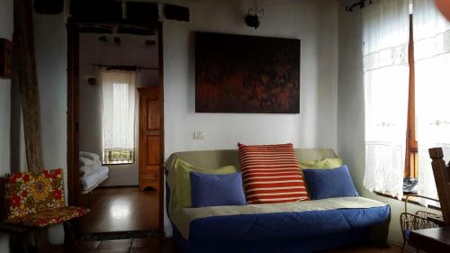 a living room with a couch with pillows on it at Castillo Gualisancho in Echedo