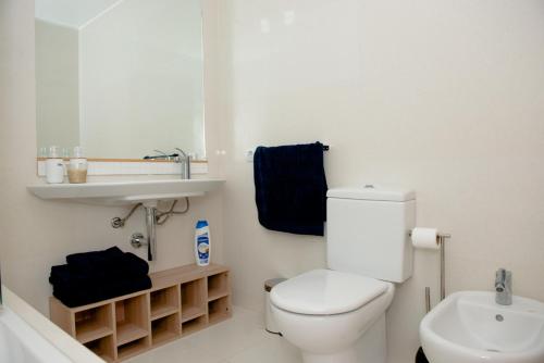 マシコにあるPortal Manuelinoの白いバスルーム(トイレ、シンク付)