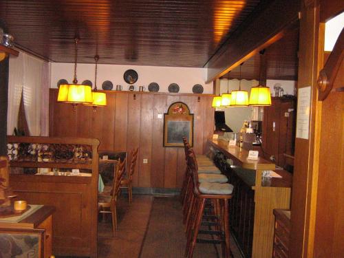 Ein Restaurant oder anderes Speiselokal in der Unterkunft Berghotel Holzerath 