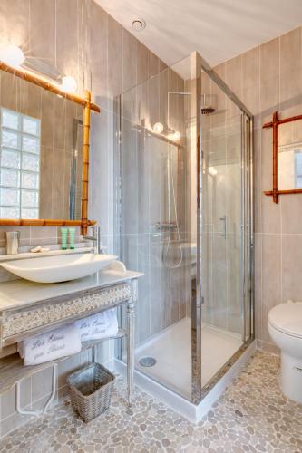 une salle de bain avec une douche, un lavabo et des toilettes dans l'établissement Les Eaux qui Rient, à Sanguinet