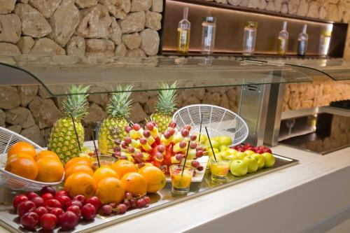 Una exhibición de frutas en un buffet en un hotel. en HM Balanguera Beach - Adults Only, en Playa de Palma