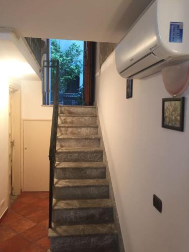タオルミーナにあるCase Paganoの階段付きの家の階段