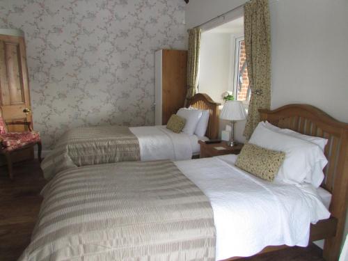 Una cama o camas en una habitación de Decoy Barn Fritton