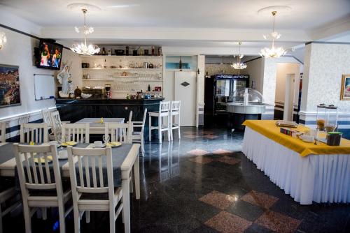 Virtuvė arba virtuvėlė apgyvendinimo įstaigoje Hotel Pervan